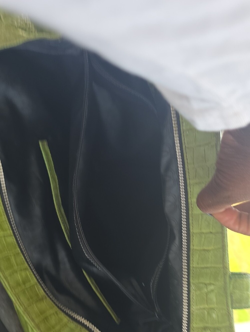 Veari Green Croc-Embossed Shoulder Bag - Picture 5 of 7